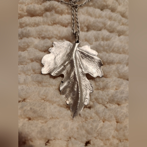 Maple leaf necklace - Picture 2 of 3